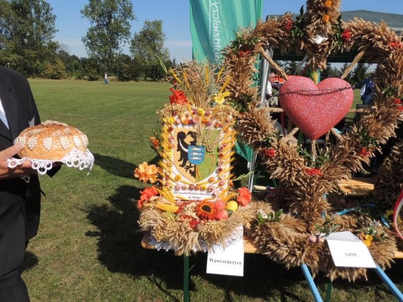 Dożynki gminne w Mietkowie 2013 wieńce dożynkowe