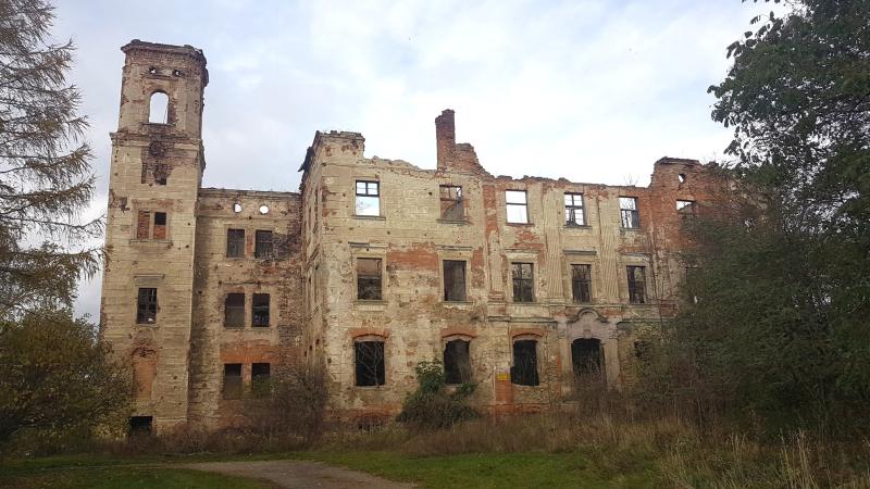 Pałac w Maniowie Małym - ruina w 2019