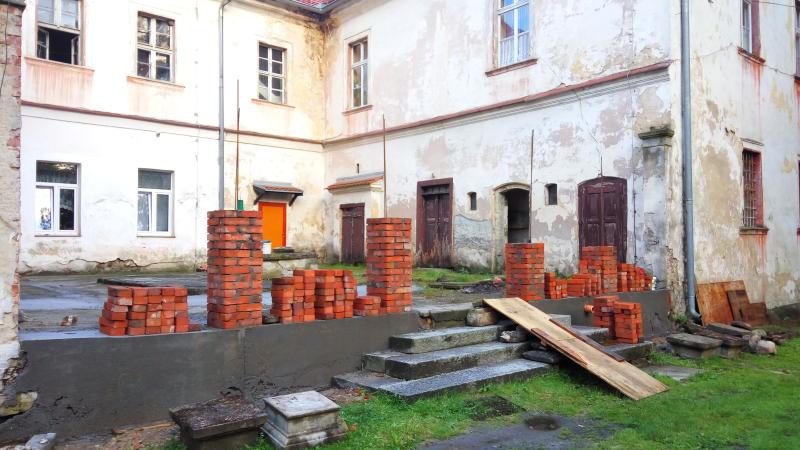 Pałac w Milinie - filary od strony zachodniej 2017